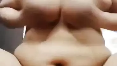 Milf squeezes boobs and fingering in desi nude video