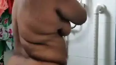 BBW Indian MILF taking nude bath video shared online