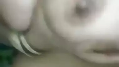 Bhabhi holding milky boobs in Pakistani solo nude clip