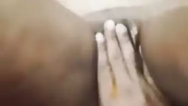 Satisfying desi MILF by Rubbing pussy with honey porn