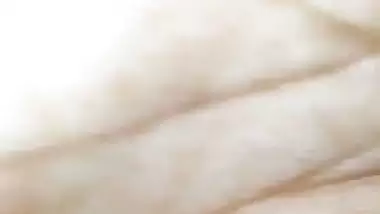 Naked married woman gives a desi blowjob at midnight